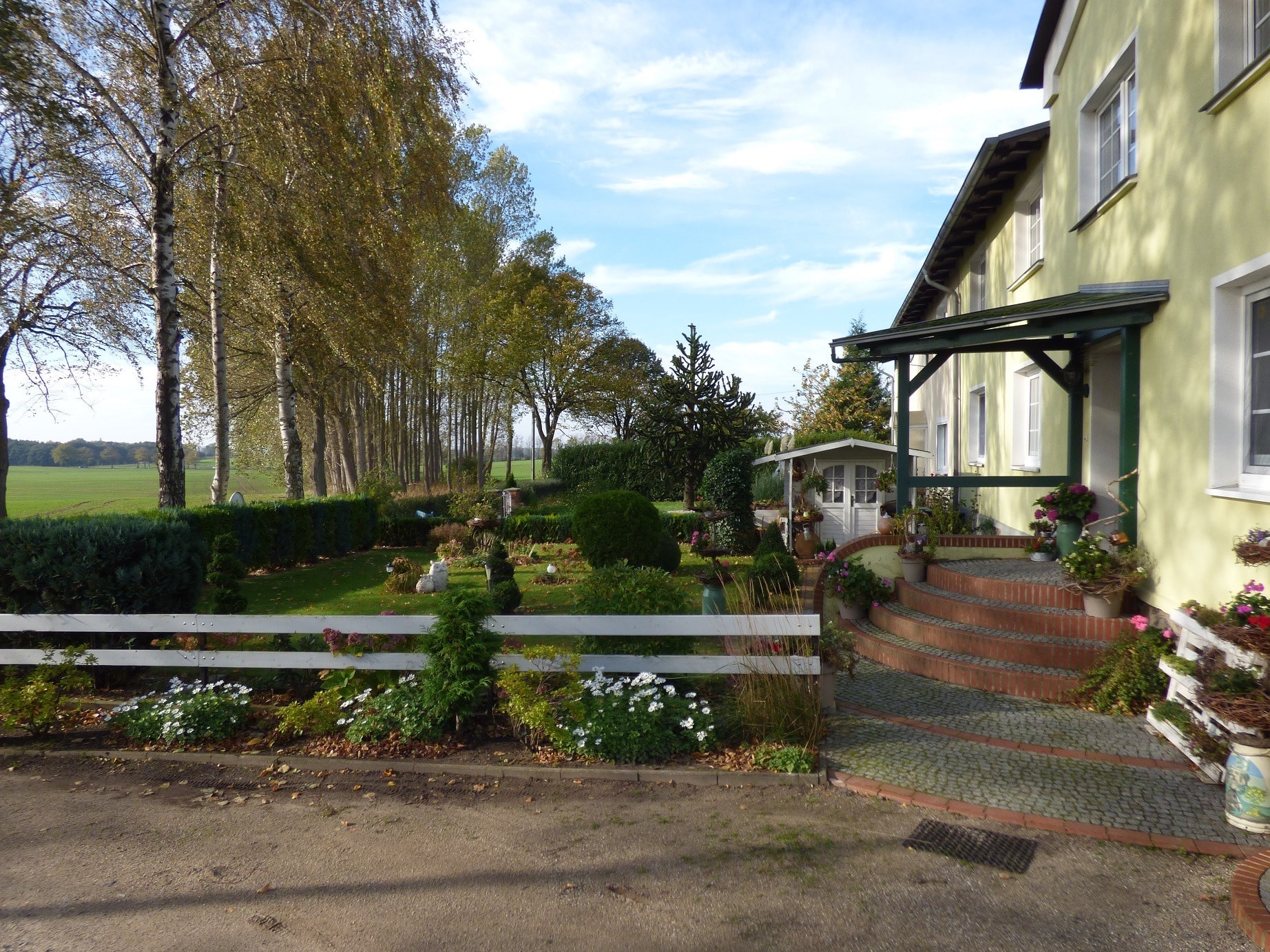 Eingang mit Garten und Gerätehaus