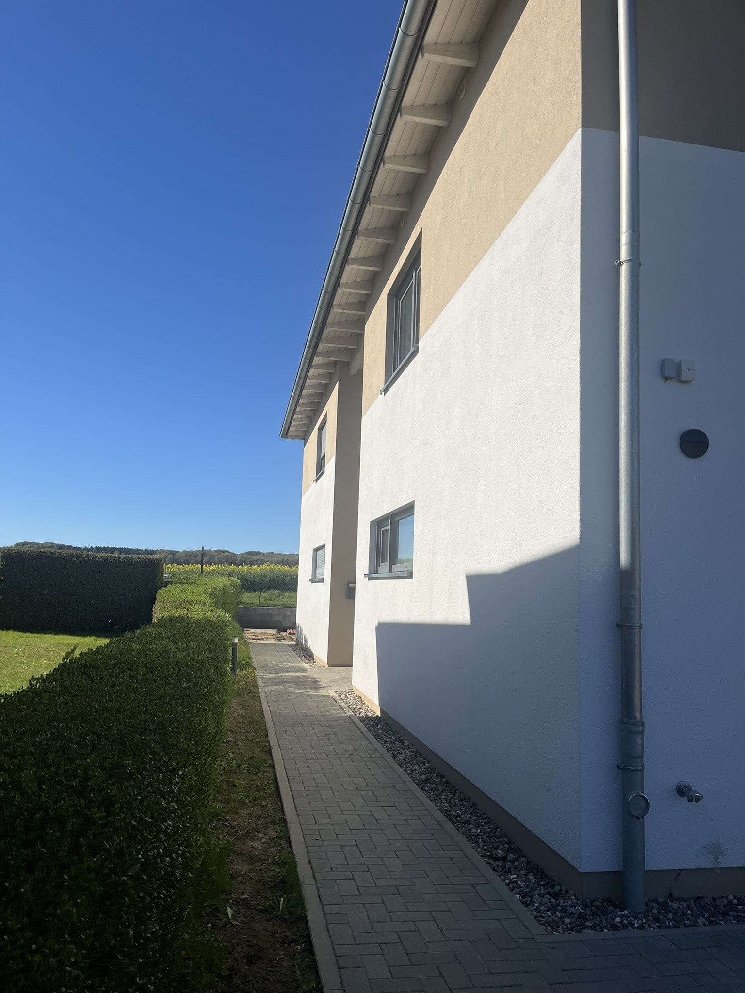 Außenansicht Weg zum Eingangsbereich