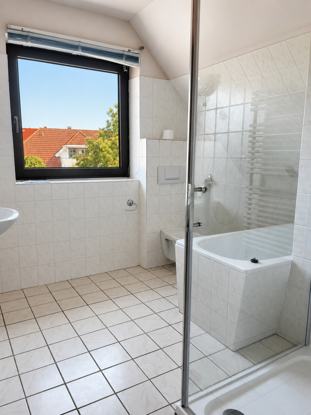 Badezimmer DG mit Dusche & Badewanne