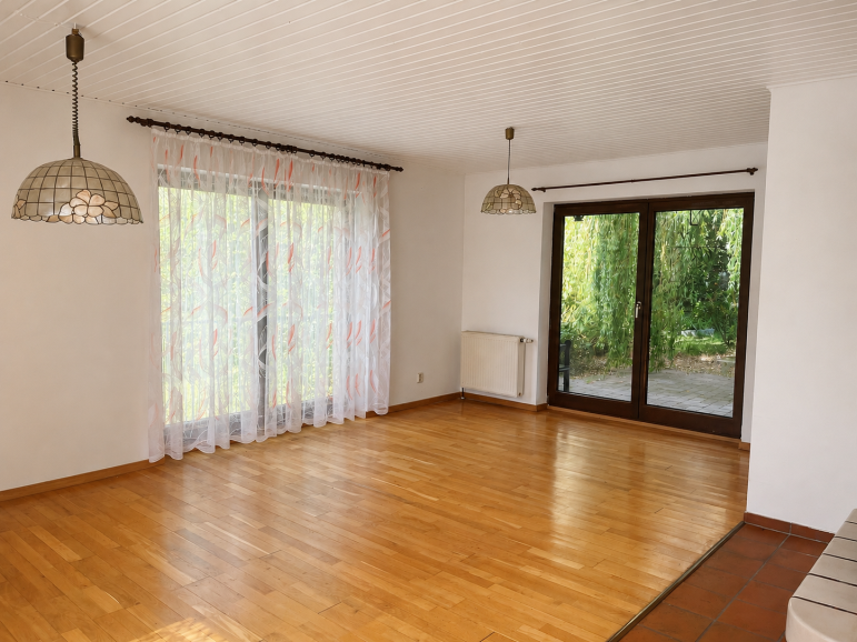 Wohnzimmer mit Zugang zur Terrasse