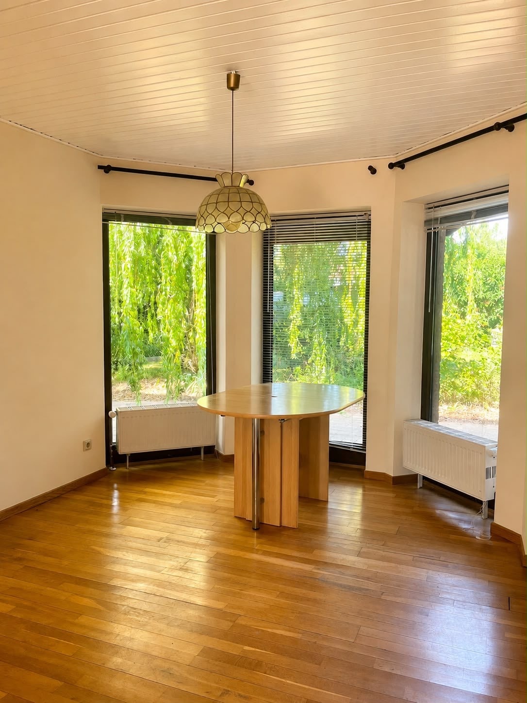 Essbereich mit Blick in den Garten