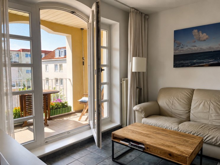 Wohnbereich mit Zugang zum Balkon